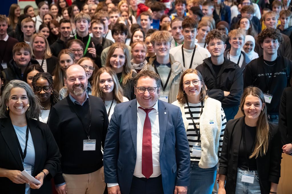 Wirtschaftsstaatssekretär Tobias Gotthardt diskutiert mit Schülern beim Jugendwirtschaftsgipfel in Regensburg. (v.l.n.r. erste Reihe: Günes Seyfarth (Mitglied IHK und Gründerin), Alexander Rupprecht (Geschäftsführer R-Tech GmbH), Tobias Gotthardt, Laura Schönberger (Unternehmerin und CEO von Heavens Taste) und Julia Pirzer (Referentin)). Foto: StWMi/L.Barth-Tuttas.