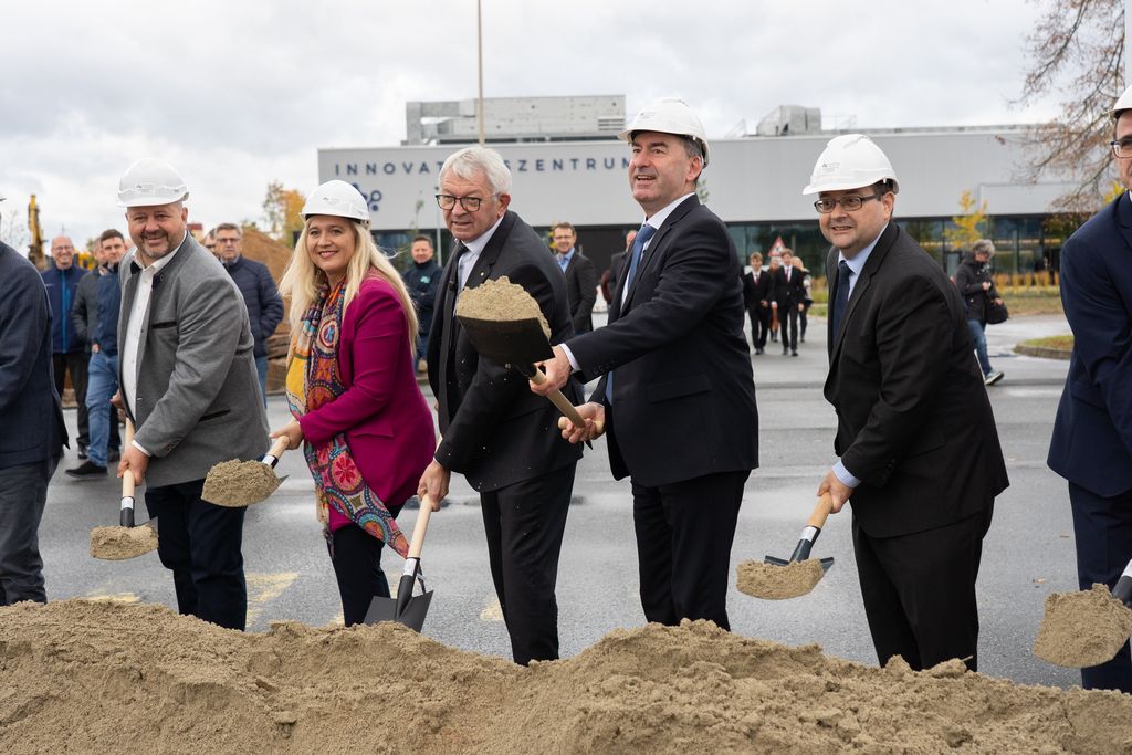 Bayerns Wirtschafts- und Energieminister Hubert Aiwanger hat mit dem Spatenstich für das Kreativforum die nächste Ausbaustufe des Cleantech Innovation Park (CTIP) in Hallstadt eingeläutet. Das Gebäude soll 2028 fertig sein. Foto: StMWi/Bastian Brummer