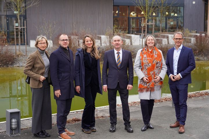 Die Delegationen des Bayerischen Wirtschaftsministeriums und der Hochschule Landshut gingen gemeinsam über den Campus: Bayerns Wirtschaftsminister Hubert Aiwanger (4. v. l.), die Präsidentin der Hochschule Landshut Prof. Dr. Michaela Wirtz (2. v. r.), Anke Evertz vom Bayerischen Wirtschaftsministerium (v. l.), Prof. Dr. Marcus Jautze, Vizepräsident Transfer und Internationales an der Hochschule Landshut, Prof. Dr. Aida Anetsberger, Vizepräsidentin Forschung und wissenschaftlicher Nachwuchs an der Hochschule Landshut und Marc Bicker vom Institut Transfer und Zusammenarbeit der Hochschule Landshut. 
Foto: StMWi/ K. Huber