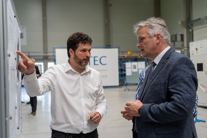 Staatssekretär Roland Weigert besuchte auch die Niederlassung der Firma HEITEC in Trencin. © StMWi/T.Assenbrunner