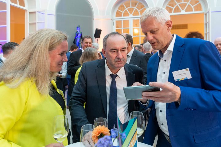 Der Bayerische Wirtschaftsminister Hubert Aiwanger und der Bayerische Verkehrsminister Christian Bernreiter laden zum Staatsempfang anlässlich der IAA MOBILITY 2023 ein.