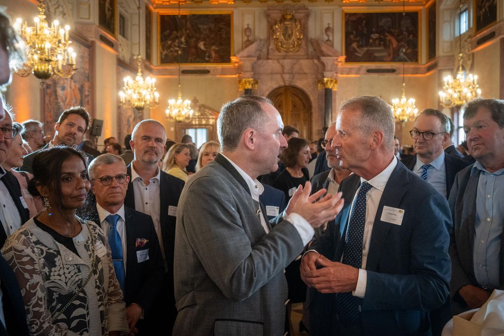 Bayerns Energieminister Hubert Aiwanger im Gespräch mit Dr. Herbert Diess (füherer Vorstandsvorsitzender der Volkswagen AG und Aufsichtsratsvorsitzender von Skoda, Seat und Audi) beim Staatsempfang "5 Jahre Team Energiewende Bayern"
Foto: StMWi/A. Heddergott