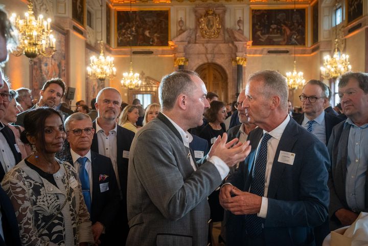 Bayerns Energieminister Hubert Aiwanger im Gespräch mit Dr. Herbert Diess (füherer Vorstandsvorsitzender der Volkswagen AG und Aufsichtsratsvorsitzender von Skoda, Seat und Audi) beim Staatsempfang &quot;5 Jahre Team Energiewende Bayern&quot;
Foto: StMWi/A. Heddergott