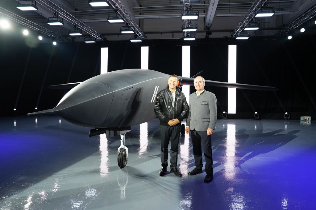 Bayerns Wirtschaftsminister Hubert Aiwanger und der Deutschland-Geschäftsführer von Helsing, Wolfgang Gammel, vor dem Mehrzweckjet CA-1 Europa. Foto: Franziska Wachtveitl/StMWi