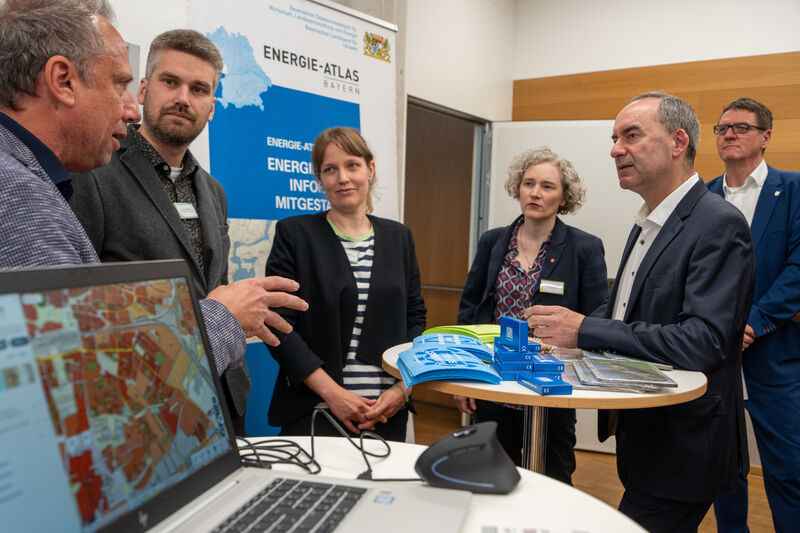 Beim Rundgang informierten sich Bayerns Energieminister Hubert Aiwanger und der bayerische Umweltminister Thorsten Glauber über aktuelle Themen der Kommunen im Bereich Energiewende.
Foto: StMWi