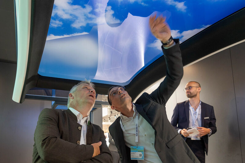Bayerns Wirtschaftsstaatssekretär Roland Weigert besucht die IAA MOBILITY 2023