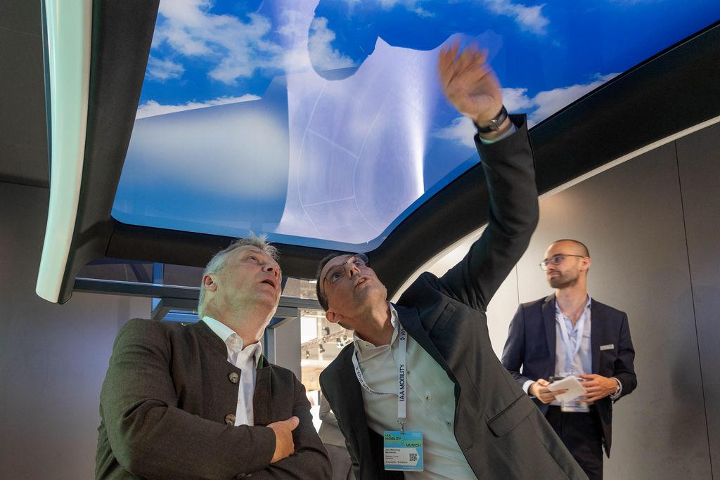 Bayerns Wirtschaftsstaatssekretär Roland Weigert besucht die IAA MOBILITY 2023 