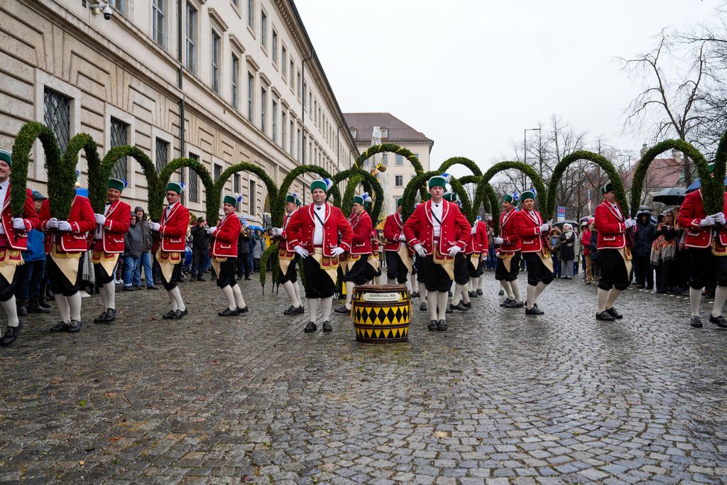 Der Bayerische Wirtschaftsminister Hubert Aiwanger begrüßt die Original Münchner Schäfflertanzgruppe. 