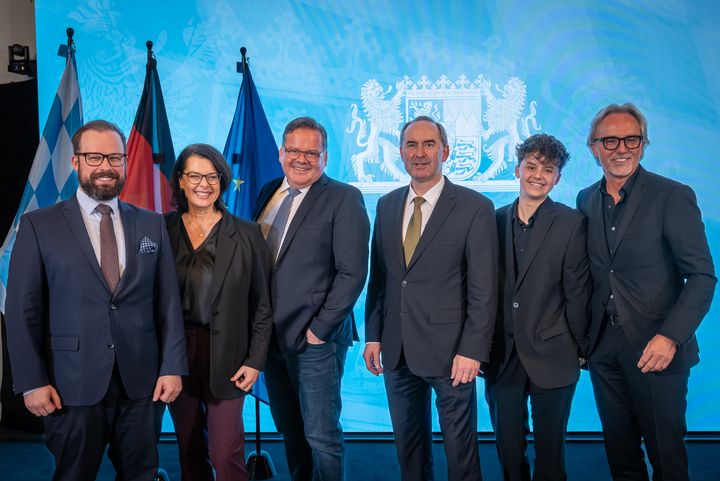 Bayerns Wirtschaftsminister Hubert Aiwanger verleiht die Staatsmedaille für besondere Verdienste um die bayerische Wirtschaft.