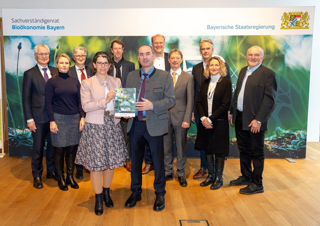 Wirtschaftsminister Hubert Aiwanger und Veronika Auer (Vorsitzende des Sachverständigenrates Bioökonomie) zeigen gemeinsam mit dem Sachverständigenrat den neuen Fortschrittsbericht. Foto: "StMWi/E. Neureuther"