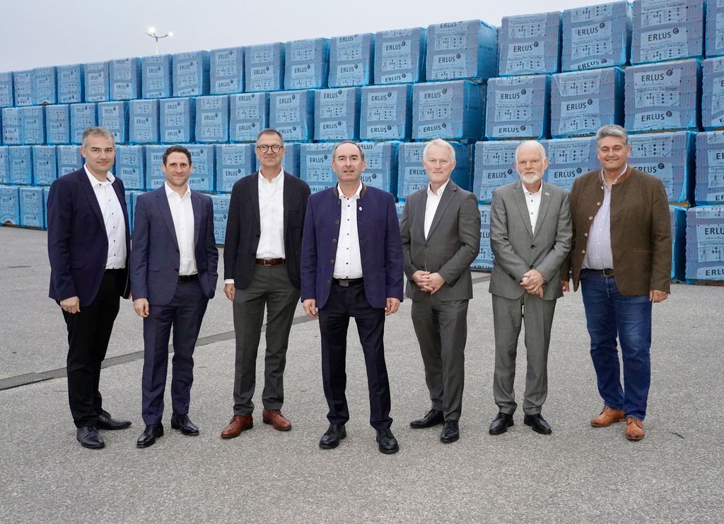 Wirtschaftsminister Aiwanger trifft sich mit Vertretern von Erlus AG. Foto:StMWi.