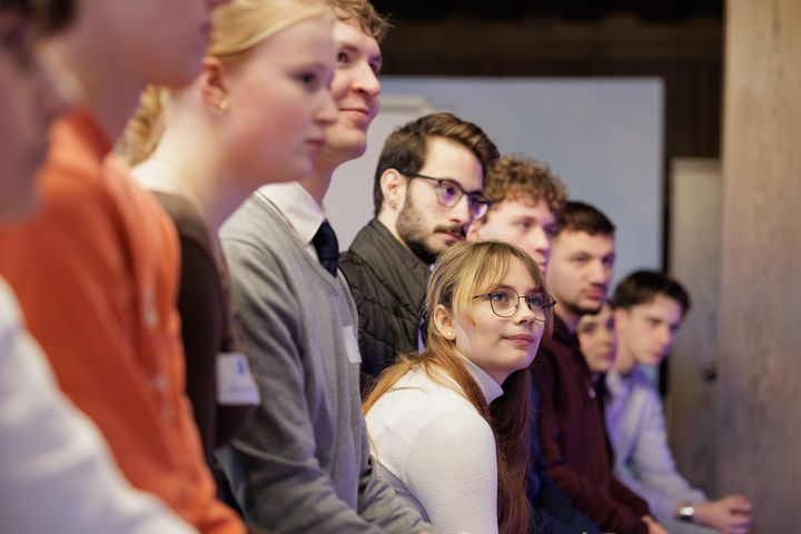 Jugendliche beim Jugendpolitiktag im Wirtschaftsministerium (Foto: StMAS/N. Schäffler)