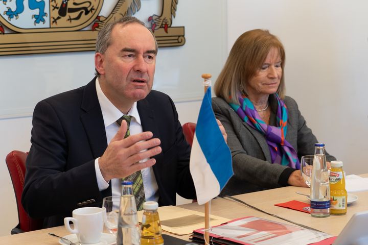 Bayerns Wirtschaftsminister Hubert Aiwanger mit Dolmetscherin (Foto: StWMi)