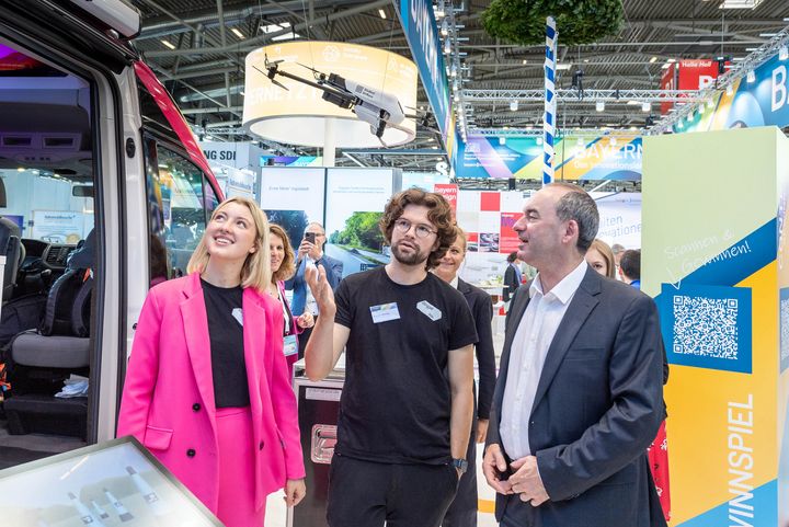 Bayerns Wirtschaftsminister Hubert Aiwanger besucht die IAA MOBILITY 2023.