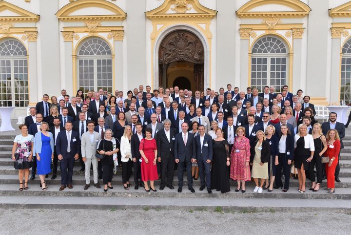 Bayerns Wirtschaftsminister Hubert Aiwanger gemeinsam mit den Preisträgern von Bayerns Best 50.