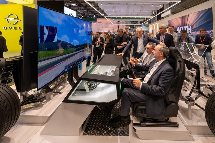 Impressionen des IAA Rundgangs mit Bayerns Wirtschaftsminister Hubert Aiwanger.