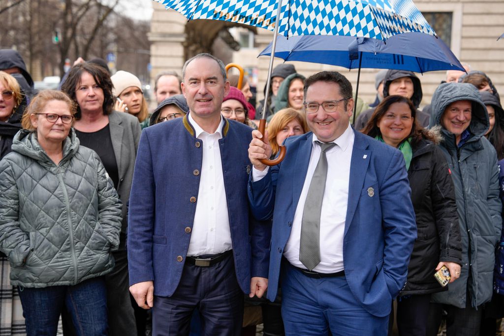 Der Bayerische Wirtschaftsminister Hubert Aiwanger begrüßt die Original Münchner Schäfflertanzgruppe. 