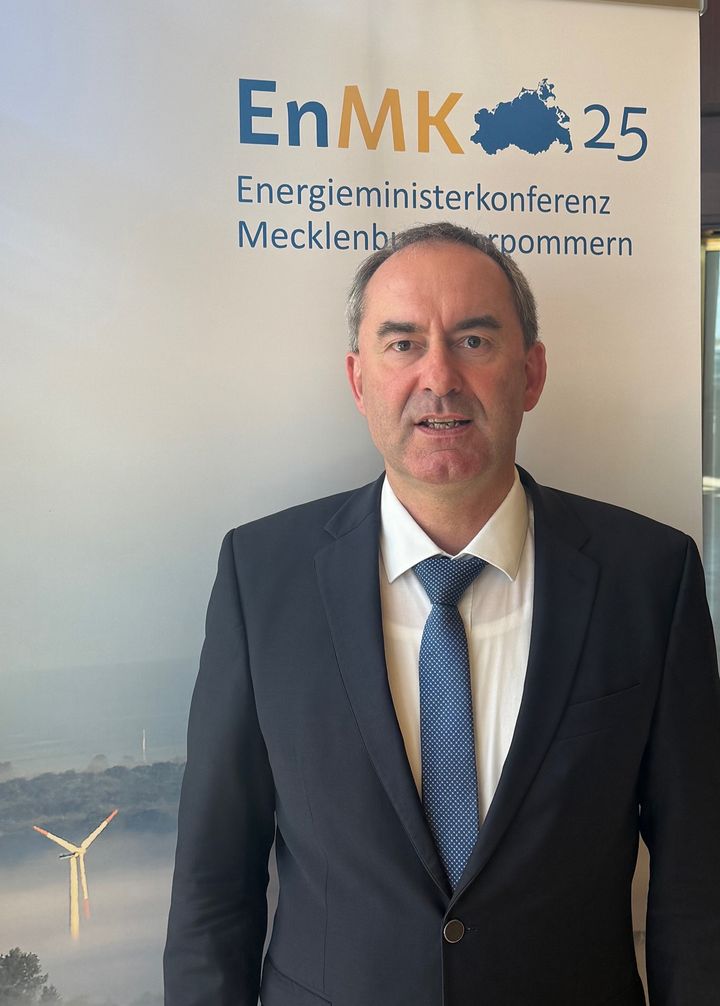 Bayerns Wirtschaftsminister Hubert Aiwanger bei der EnMK in Rostock. Foto: StMWi