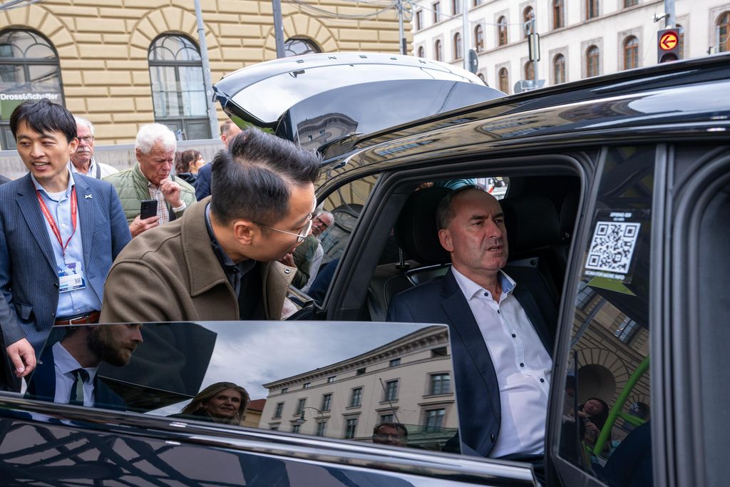 Bayerns Wirtschaftsminister Hubert Aiwanger besucht den IAA Open Space in München.