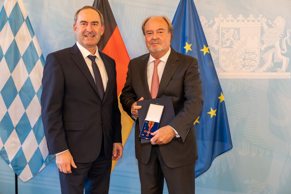 Verleihung des Bundesverdienstkreuzes an Bernd Grossmann (Foto: StMWi/E. Neureuther)