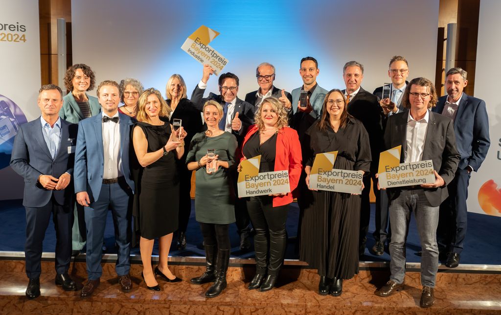 Vier bayerische mittelständische Unternehmen haben in diesem Jahr den Exportpreis Bayern erhalten. Wirtschaftsstaatssekretär Tobias Gotthardt überreichte die Auszeichnung in den Räumlichkeiten der Handwerkskammer für München und Oberbayern. Foto: StMWi/Bastian Brummer