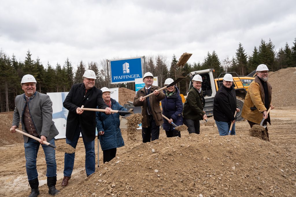 Sie haben den symbolischen ersten Spatenstich gesetzt (v.l.n.r.): Harald Zipfel, Bürgermeister von Neuried; Christoph Göbel, Landrat des Landkreises München; Susanna Tausendfreund, Bürgermeisterin von Pullach, Staatsminister Aiwanger, Katharina Habersbrunner, Vorständin Bürgerenergiegenossenschaft BENG eG; Martin Neumeyer, Vorstandsvorsitzender der Bayerischen Staatsforsten; Christian Fürst, Bürgermeister von Schäftlarn sowie Patrick Ott, Bürgermeister von Baierbrunn. Foto: StMWi/Bastian Brummer