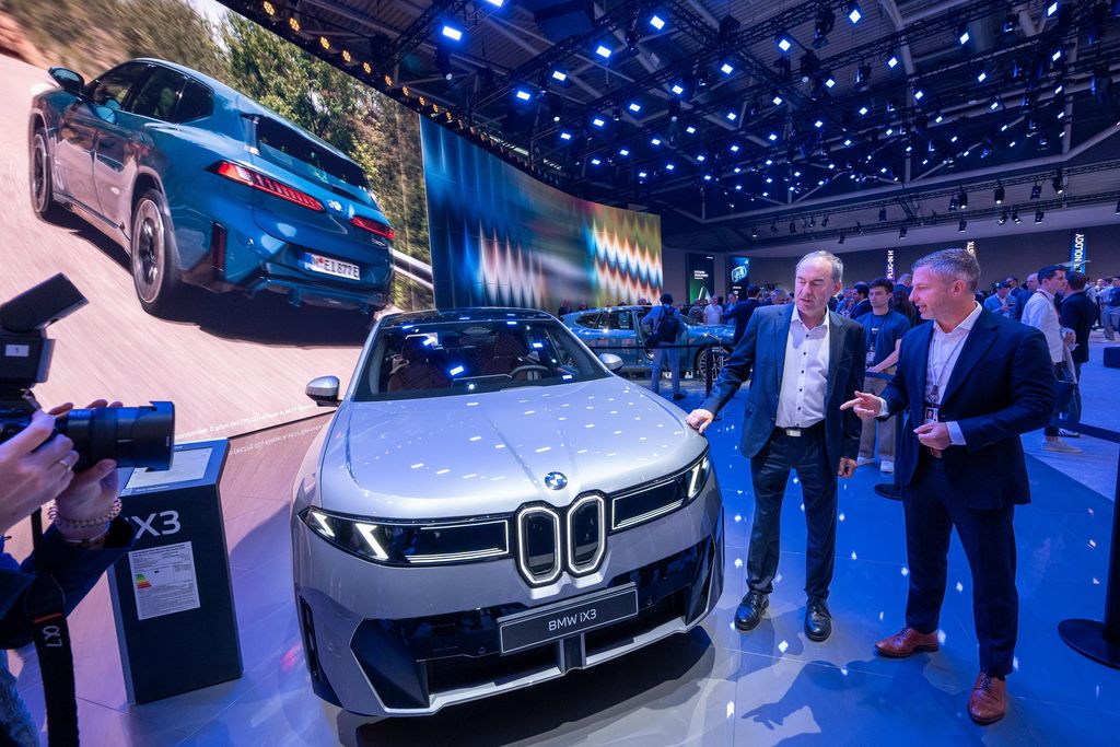 Impressionen des IAA Rundgangs mit Bayerns Wirtschaftsminister Hubert Aiwanger.