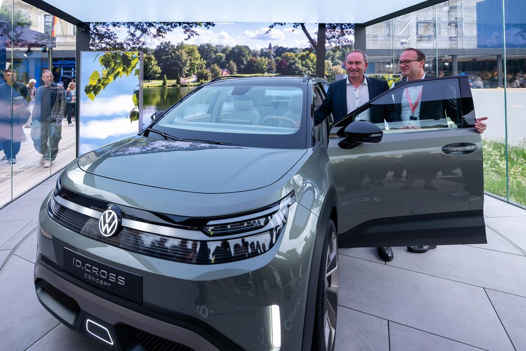 Bayerns Wirtschaftsminister Hubert Aiwanger besucht den IAA Open Space in München.