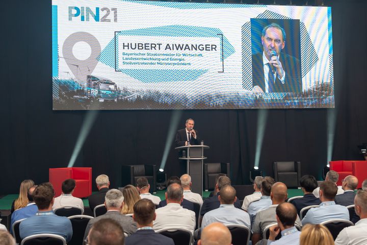 Wirtschaftsminister Hubert Aiwanger spricht auf der PIN 21-Clean Trucking Conference in Vilshofen. Foto: Elke Neureuther/StMWi