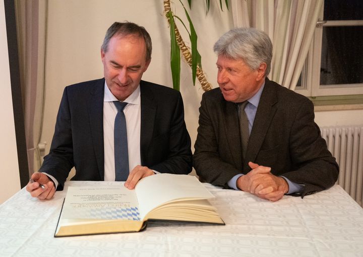 Nach der Bürgerversammlung in Haiming trug sich Aiwanger auf Bitten von Bürgermeister Wolfgang Beier in das goldene Buch der Gemeinde ein. Foto: Bastian Brummer/StMWi