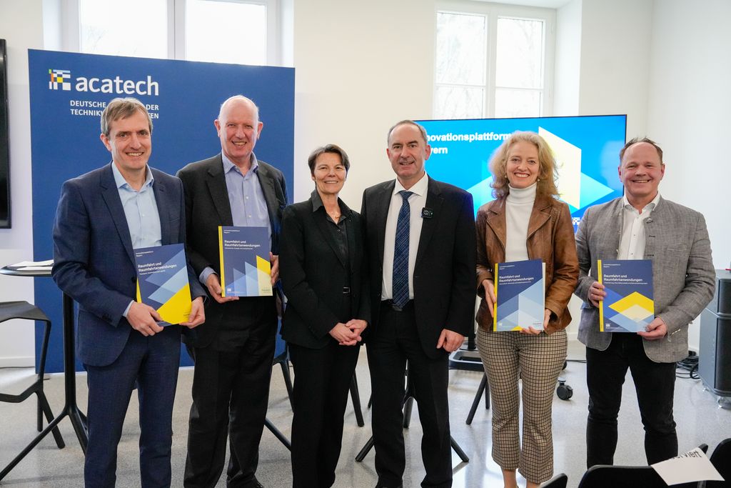 Übergaben Wirtschaftsminister Hubert Aiwanger (4. v. l.) die Expertendossiers: Prof. Dr. Michael Henke, Institutsleiter am Fraunhofer-Institut für Materialfluss und Logistik IML (v. l.), Dr. Gerd-Achim Gruppe, Aufsichtsratsvorsitzender der ArianeGroup, Prof. Dr. Claudia Eckert, Wissenschaftliche Präsidentin der acatech und Projektleiterin der Innovationsplattform Bayern, Prof. Dr. Eva-Maria Kern, Präsidentin der Universität der Bundeswehr München und Andreas Gundel, Geschäftsführer bavAIRia e. V. und des Clusters Aerospace.
Foto: StMWi/ Korbinian Huber
