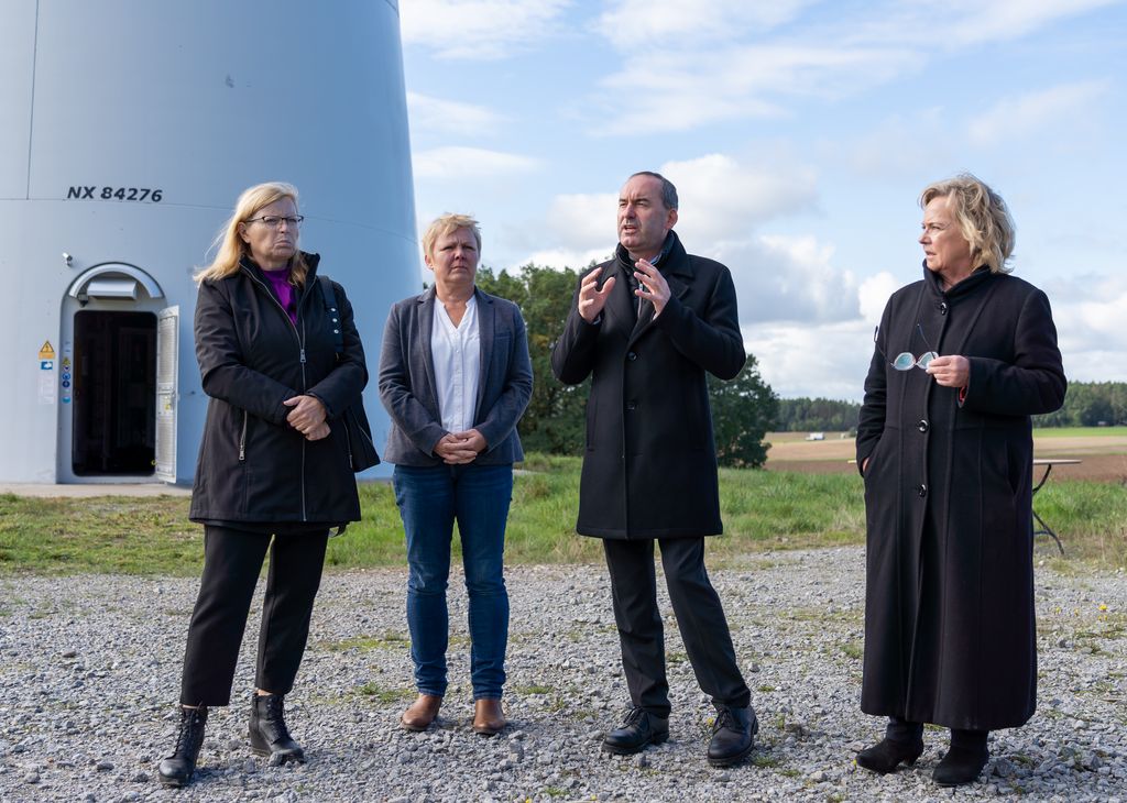 Wirtschaftsminister Hubert Aiwanger beim Ortstermin vor der Windenergieanlage in Lonnerstadt gemeinsam mit den Landtagsabgeordneten Alexandra Hirsemann (r.) und Gabi Schmidt (l.) und Bürgermeisterin Regina Bruckmann (2.v.l.). Foto: Elke Neureuther/StMWi