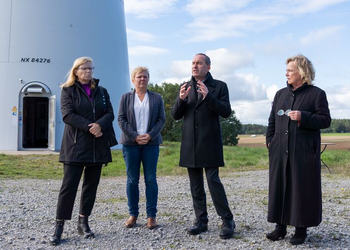 Wirtschaftsminister Hubert Aiwanger beim Ortstermin vor der Windenergieanlage in Lonnerstadt gemeinsam mit den Landtagsabgeordneten Alexandra Hirsemann (r.) und Gabi Schmidt (l.) und Bürgermeisterin Regina Bruckmann (2.v.l.). Foto: Elke Neureuther/StMWi