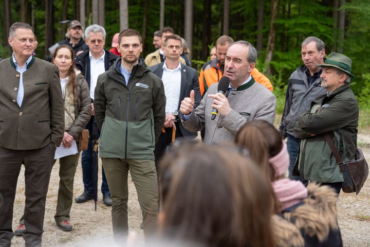 Wirtschaftsminister Aiwanger erklärt die Vorteile eines Windrades im Wald. Foto: StMWI/B. Brummer