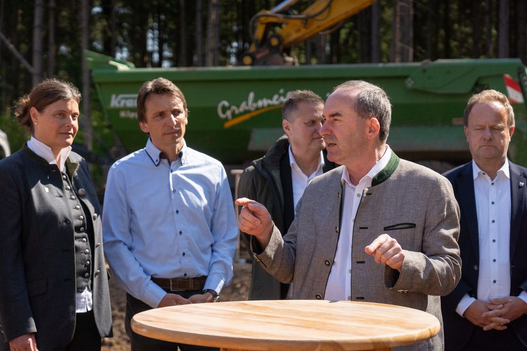 Energieminister Hubert Aiwanger würdigt das Vorgehen zum Windparkbau als Vorzeigeprojekt. Foto: B. Brummer/StMWI.