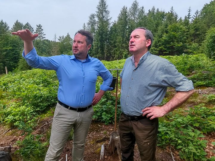 Staatsminister Hubert Aiwanger bei der Waldbegehung im Spessart gemeinsam mit Forstbetriebsleiter Florian Vogel. Foto: Kliemke/StMWi