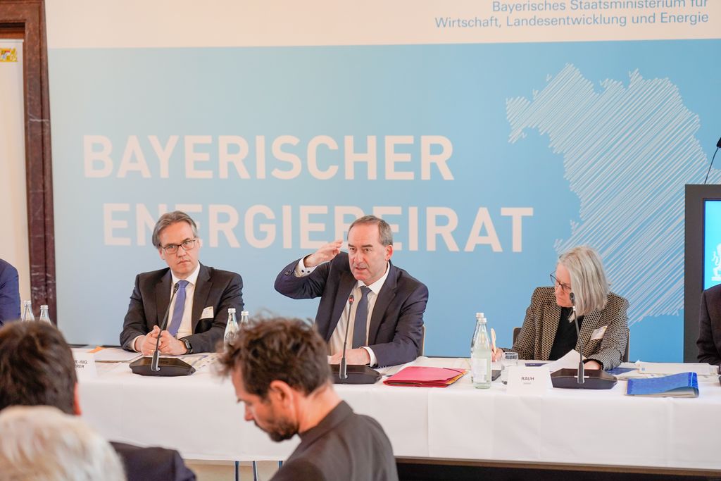 Bayerns Energieminister Hubert Aiwanger diskutiert mit dem Bayerischen Energiebeirat über die Entwicklungen der Energiewende.
Foto: StMWi
