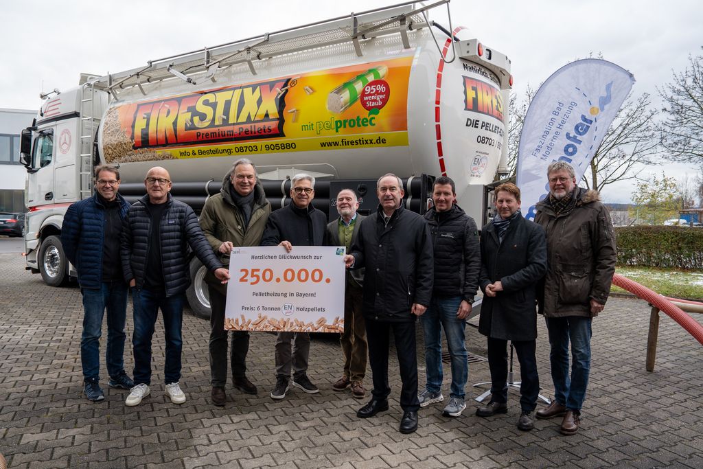 Energieminister Hubert Aiwanger bei der Inbetriebnahme der 250.000sten Pelletheizung in Bayern. Von links: Konrad Manghofer (SHK Manghofer), Richard Denk (Eigentümer Pelletheizung), Dr. Wolfgang Schwarz (FVSHK Bayern), Alexander Schrom (Fa. Fröling), Martin Bentele (DEPV), Staatsminister Hubert Aiwanger, Stefan Hoferer (SHK Manghofer), Bürgermeister Ampfing Josef Grundner, Marcel Huber (Umweltminister a.D.).
Foto: StMWi.