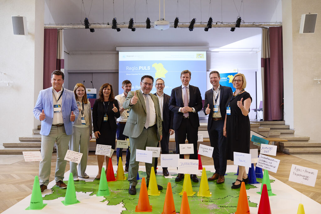 Bayerns Wirtschaftsstaatssekretär Tobias Gotthardt erörterte mit den Teilnehmerinnen und Teilnehmer der Regio.PULS Veranstaltung in Bayreuth die Herausforderungen der drei fränkischen Regierungsbezirke.
Foto: M. Gellert