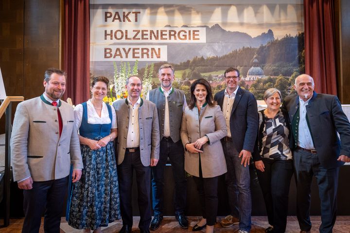 Impressionen der feierlichen Unterzeichnung des Pakts "Holzenergie Bayern". 