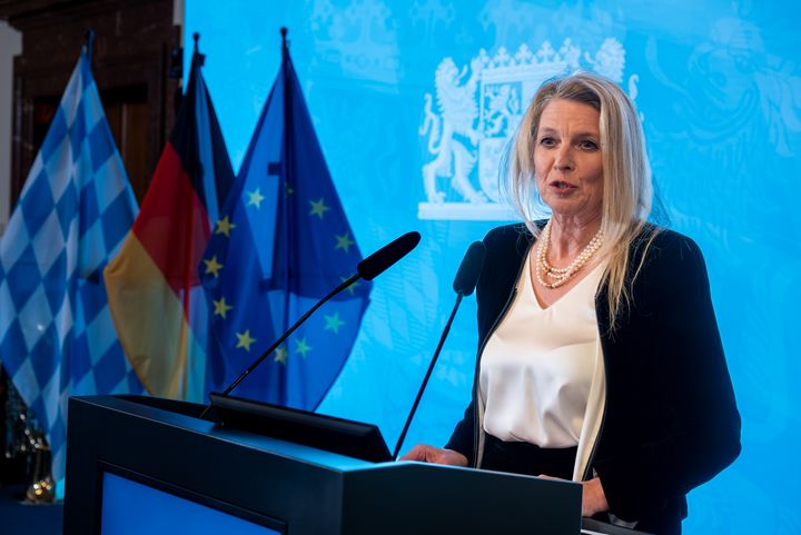 Bayerns Wirtschaftsminister Hubert Aiwanger verleiht die Staatsmedaille für besondere Verdienste um die bayerische Wirtschaft.