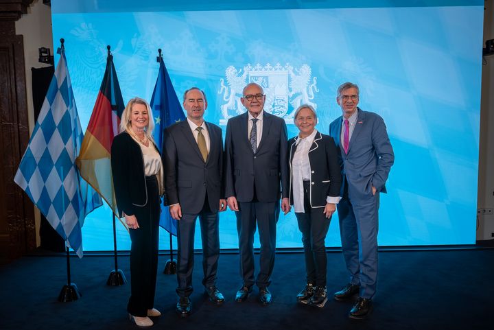 Bayerns Wirtschaftsminister Hubert Aiwanger verleiht die Staatsmedaille für besondere Verdienste um die bayerische Wirtschaft.