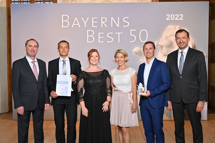 Bayerns Wirtschaftsminister Hubert Aiwanger (links) übergibt die Auszeichnung "Bayerns Best 50" an die Evosys Laser GmbH.