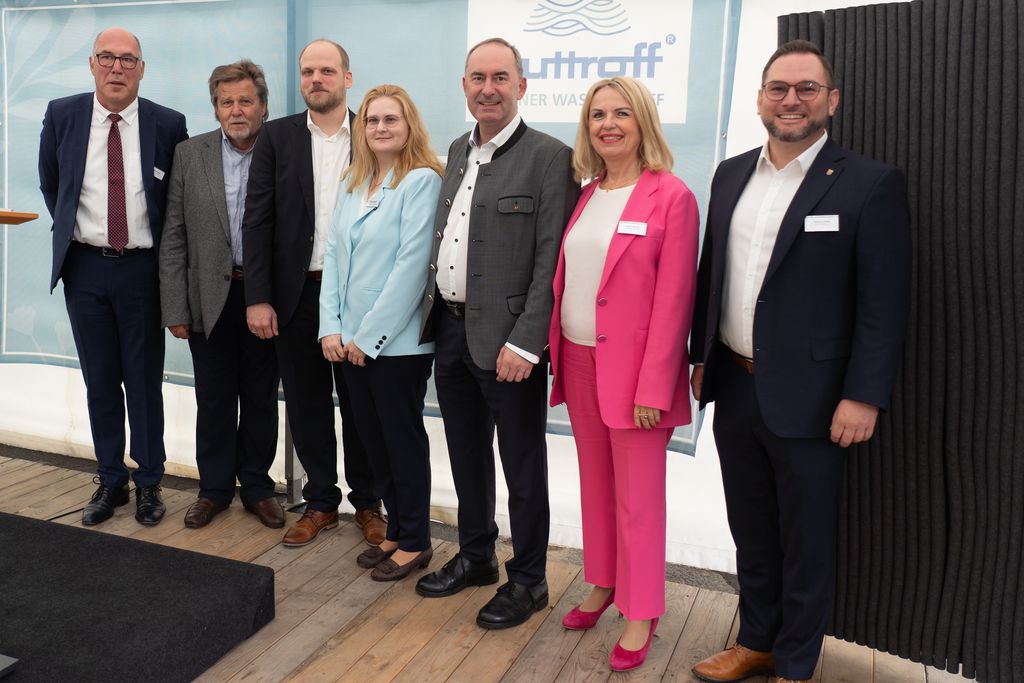 Ehrengäste beim Spatenstich (Foto: StMWi)