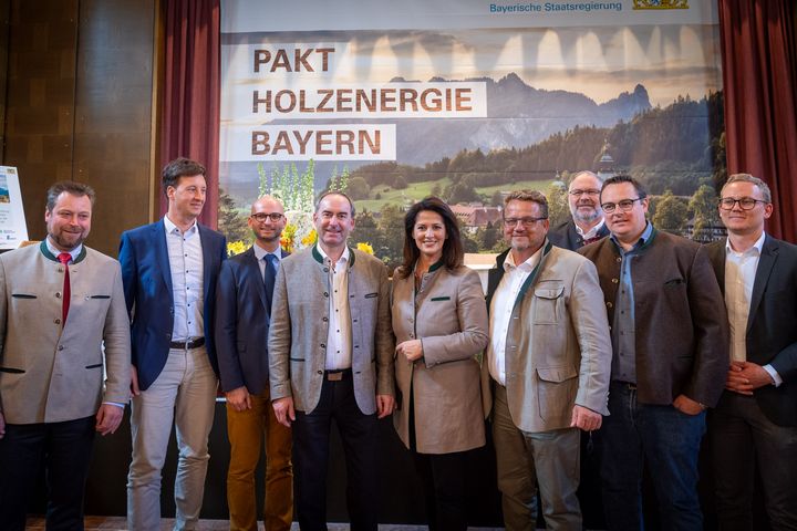 Impressionen der feierlichen Unterzeichnung des Pakts "Holzenergie Bayern". 