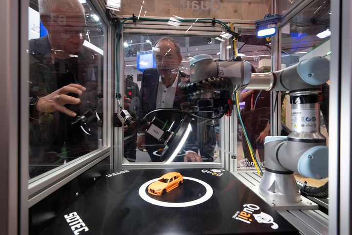 Impressionen des IAA Rundgangs mit Bayerns Wirtschaftsminister Hubert Aiwanger.