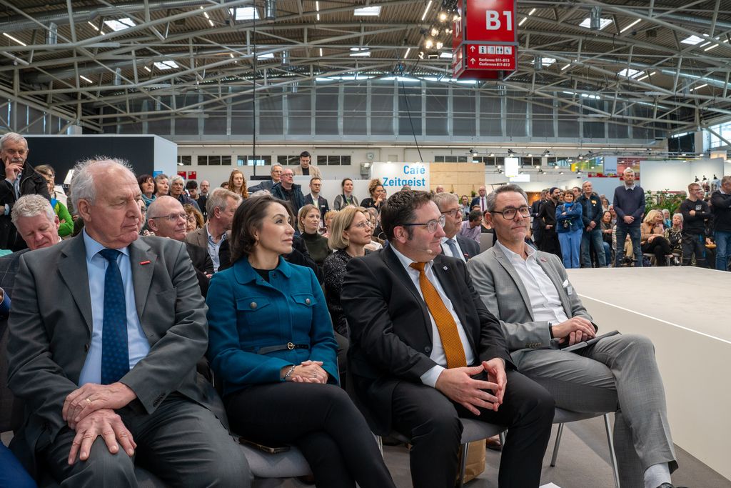 Bayerns Wirtschaftsstaatssekretär Tobias Gotthardt bei der Verleihung der Staatspreise im Rahmen der IHM 2026.
