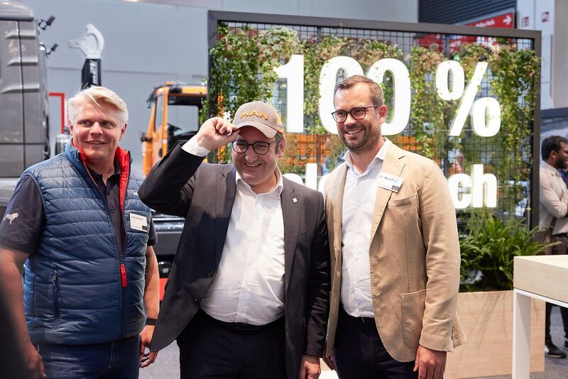 Bayerns Wirtschaftsstaatssekretär Tobias Gotthardt besucht die IFAT Munich 2024.