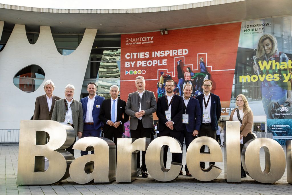 Bayerns Wirtschaftsstaatssekretär Roland Weigert (Mitte) hat sich gemeinsam mit seinem baden-württembergischen Kollegen Dr. Patrick Rapp (4.v.l.) auf dem Smart City Expo World Congress in Barcelona über die nachhaltigen Städte und Metropolen der Zukunft informiert. Foto: Bayern International