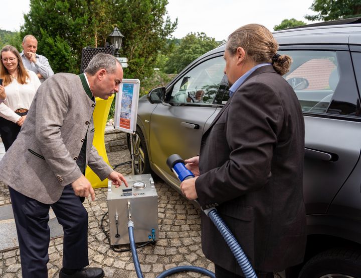 Thomas Steuer (CEO TrigasFI GmbH) erklärt Energieminister Aiwanger die Prüfeinrichtung zur Eichung von Volumenmessanlagen für Wasserstoff. (Foto: StMWi / E. Neureuther)